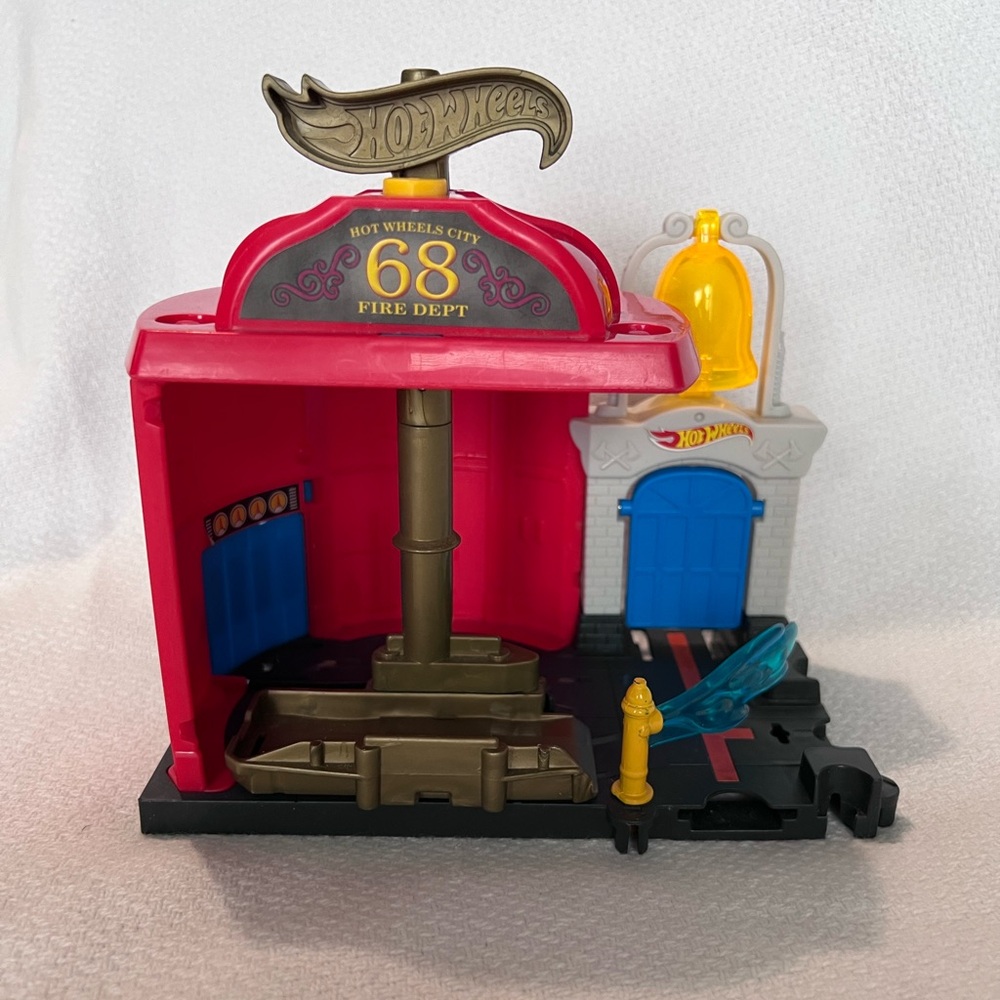 Hot Wheels City Downtown Fire Station Spinout Play Set